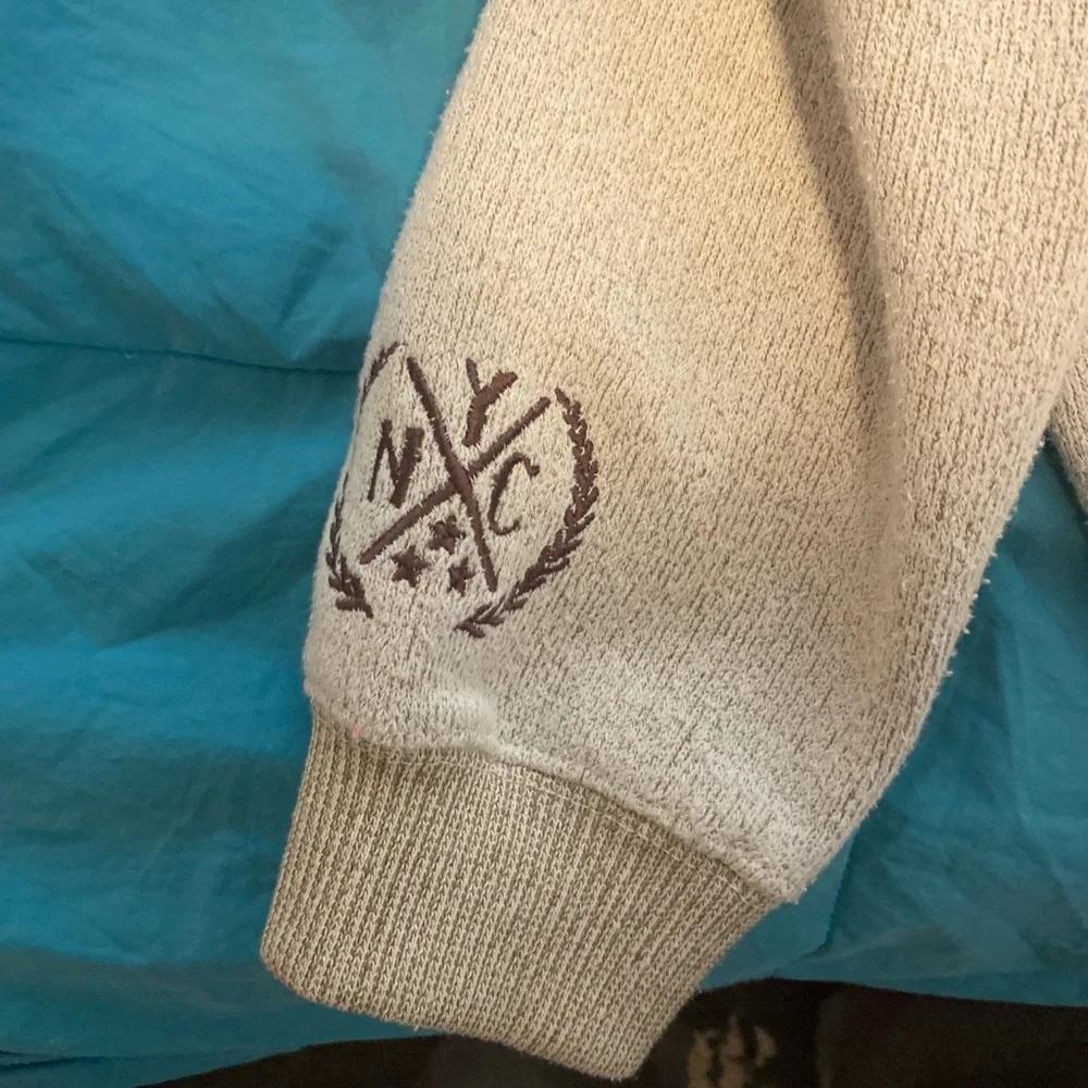 Large cream colored New York popular sweat shirt - Picture 3 of 4